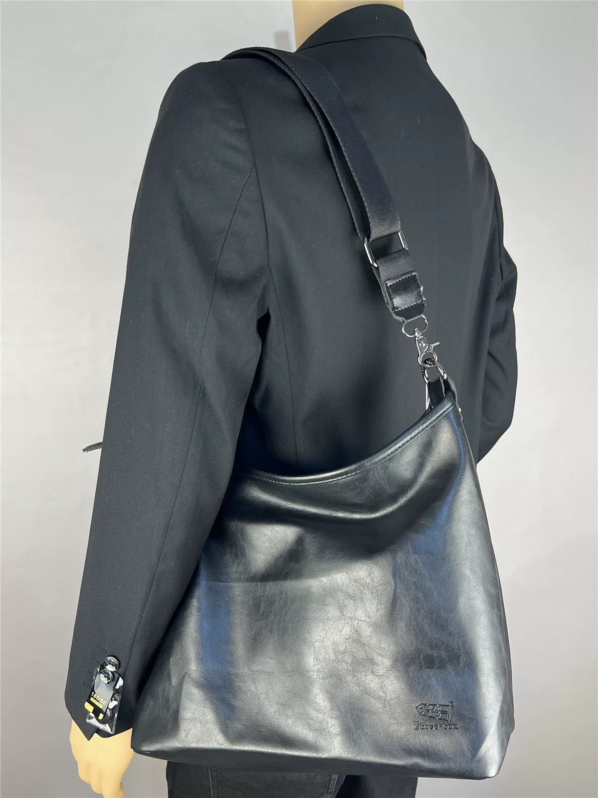 Túi đeo chéo nam hợp thời trang, túi đeo nách, túi tote, túi đeo vai đơn giản, túi đi xe máy dung tích lớn thông thường, ba lô mới 2024