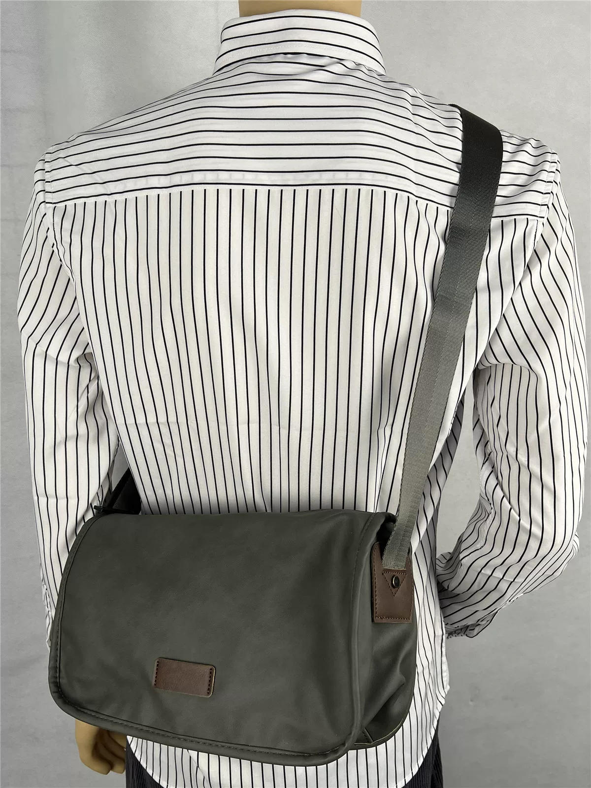 Túi đeo chéo da mềm thời trang mới 2024 dành cho nam, túi đeo vai học sinh Nhật Bản và Hàn Quốc, túi đeo chéo xe máy chống thấm nước dành cho nam và nữ