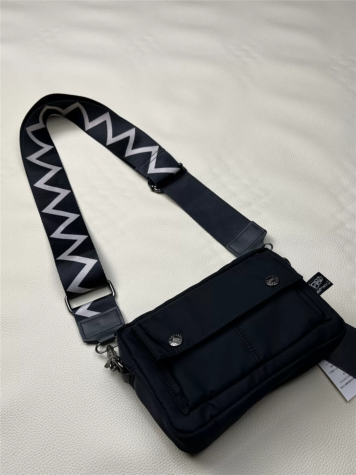 Túi đeo chéo nam thời trang mới 2025, kiểu dáng hiện đại, chất liệu nylon, túi nhỏ đeo chéo, phong cách Nhật Bản và Hàn Quốc, chất liệu vải Oxford.