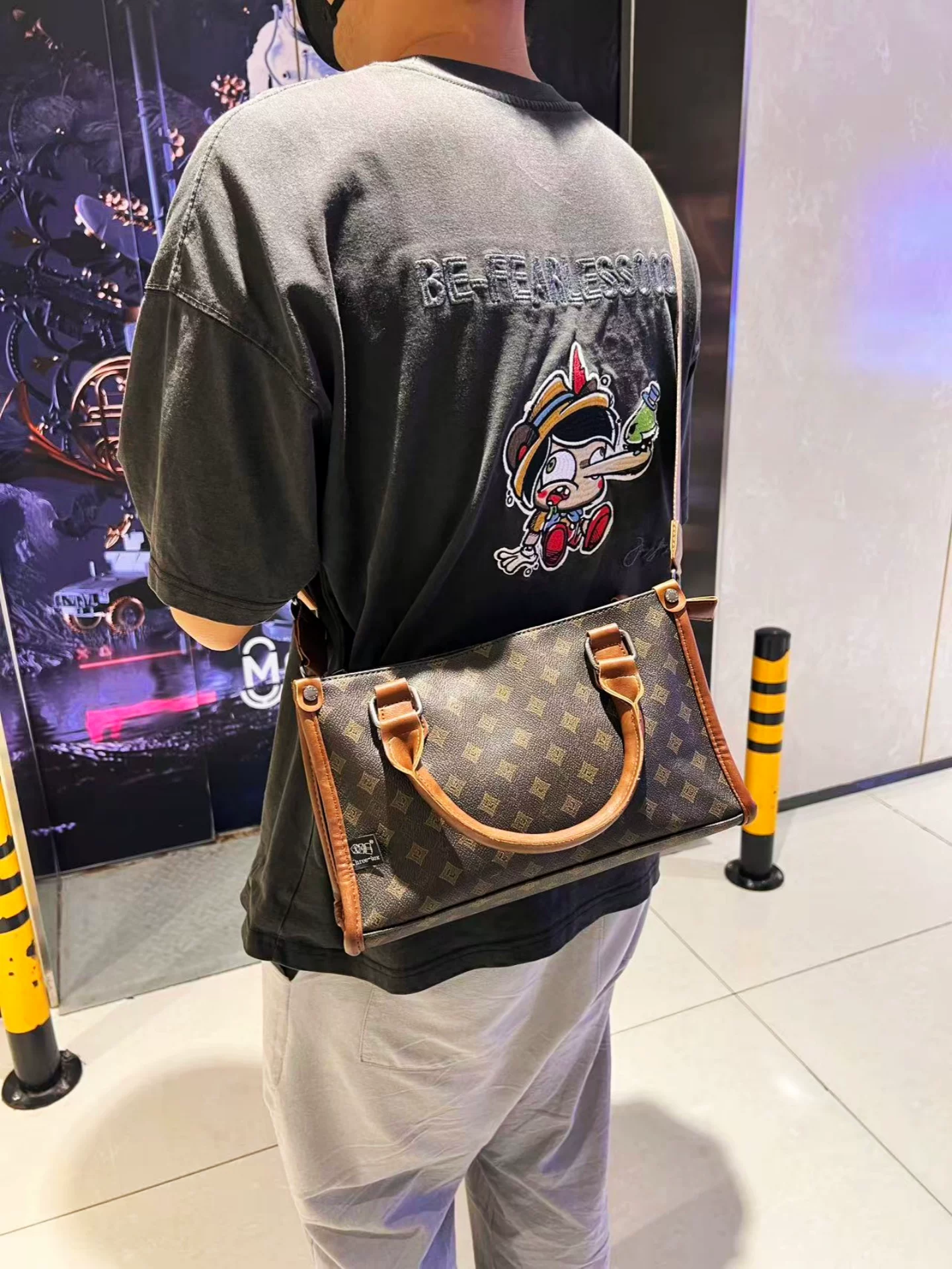 Túi xách kính đọc sách đa chức năng mới, túi đeo vai nam thông thường, túi đeo chéo nhỏ phong cách đường phố thời trang dành cho nam và nữ.