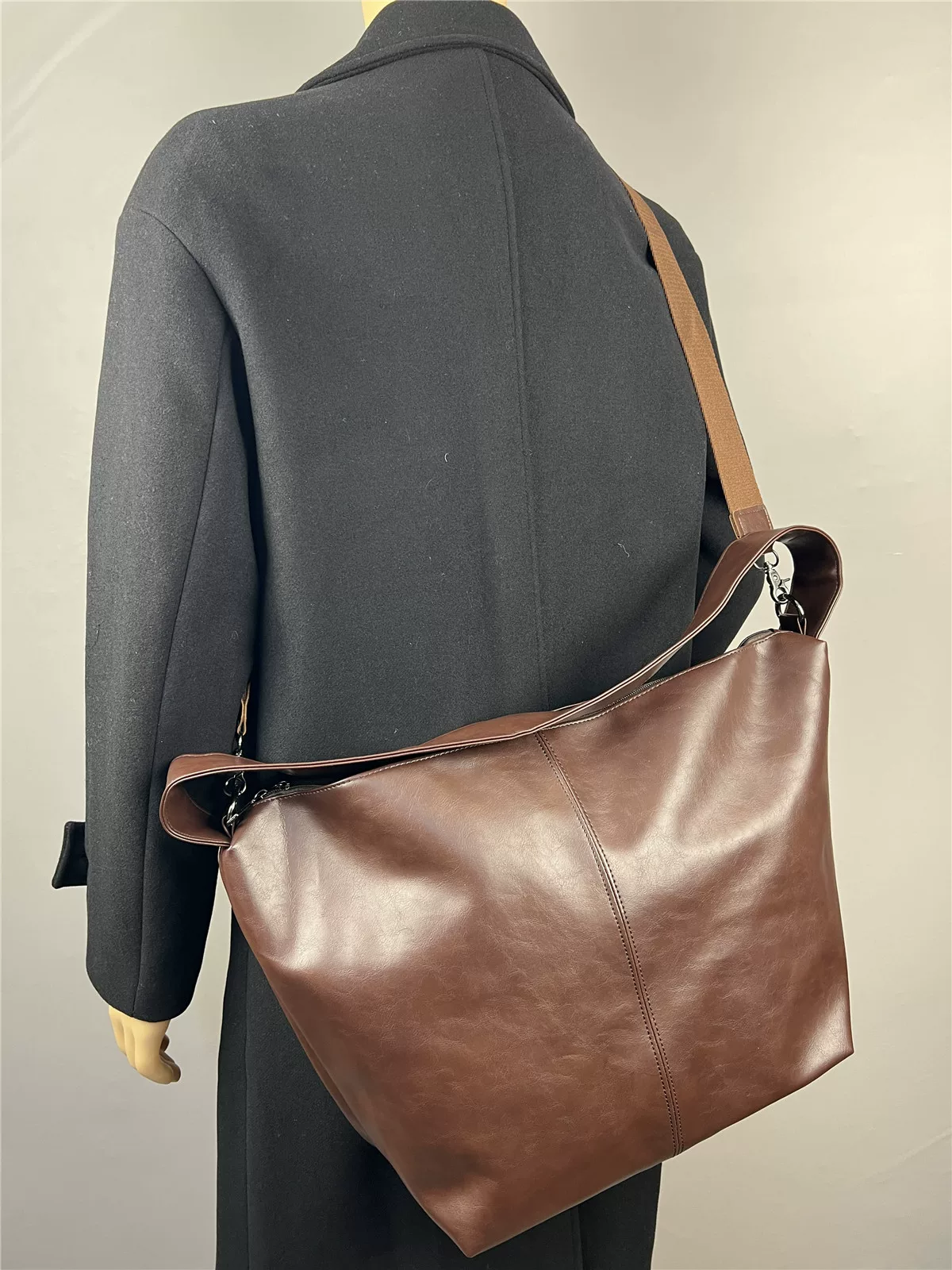 Ba lô nam thời trang sức chứa lớn đeo chéo vai đi làm túi da thật họa tiết hình lưỡi liềm túi du lịch