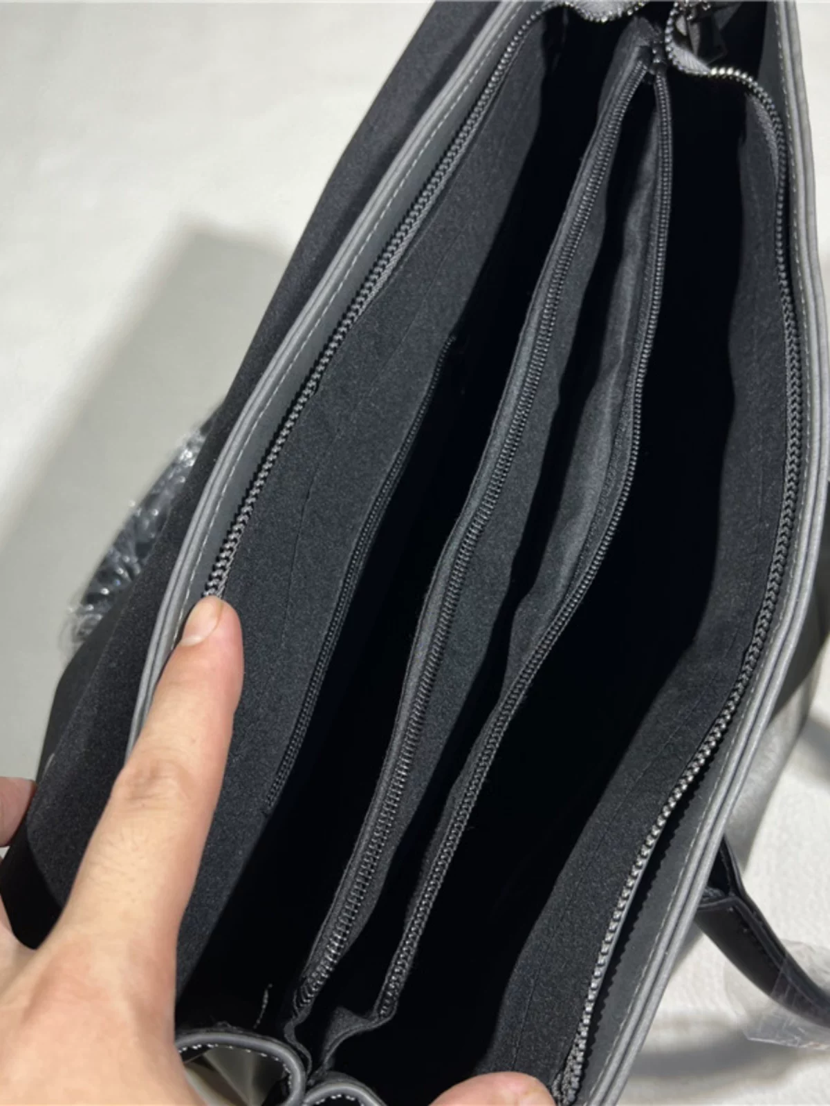 Xu hướng thời trang 2025: túi xách nam phong cách Nhật Bản và Hàn Quốc, túi xách retro thời thượng, chất liệu da ngựa điên, cặp da công sở