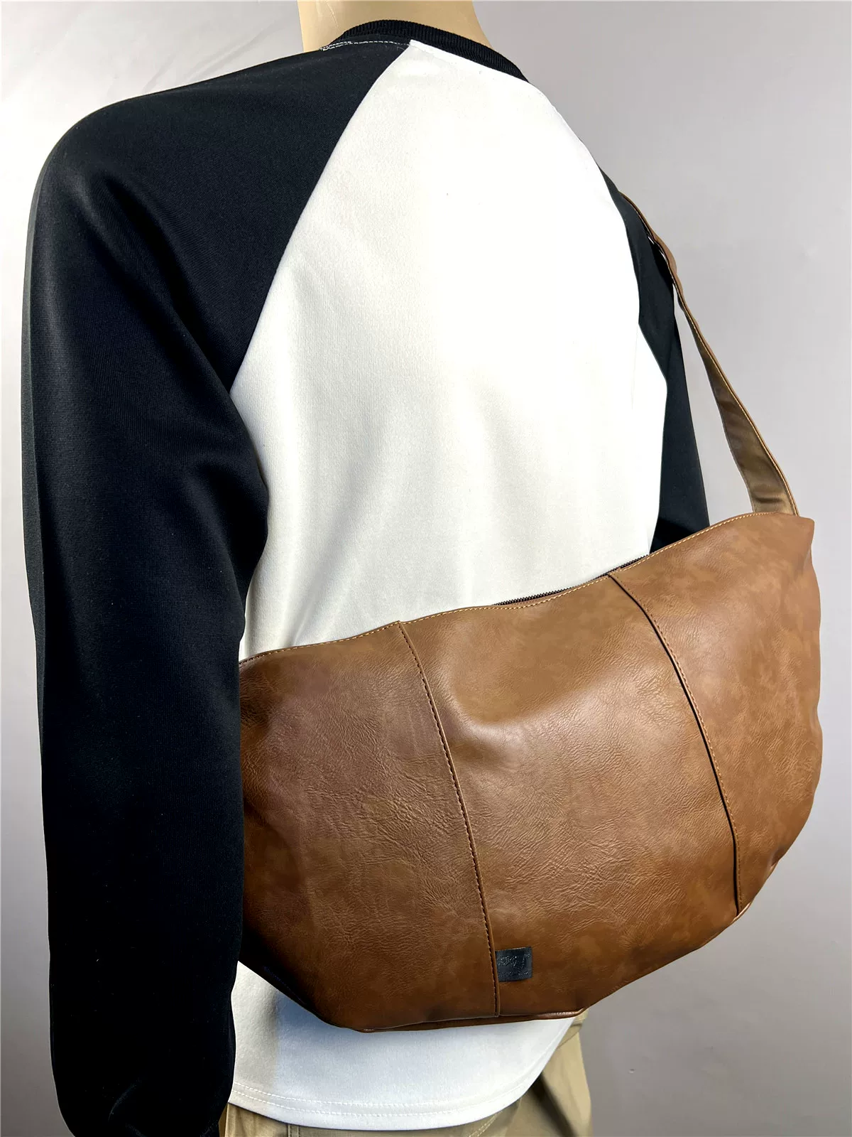 Thiết kế ba ngăn túi xách nam dung tích lớn túi bánh bao túi đeo ngực túi đeo chéo túi croissant túi đeo vai đơn túi đi làm