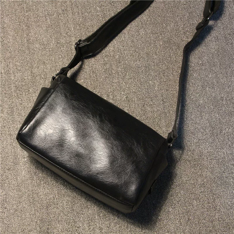 Túi đeo chéo nam thời trang đơn giản phong cách đường phố thể thao năm 2025