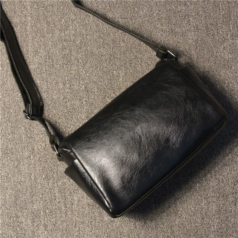 Túi đeo chéo nam thời trang đơn giản phong cách đường phố thể thao năm 2025