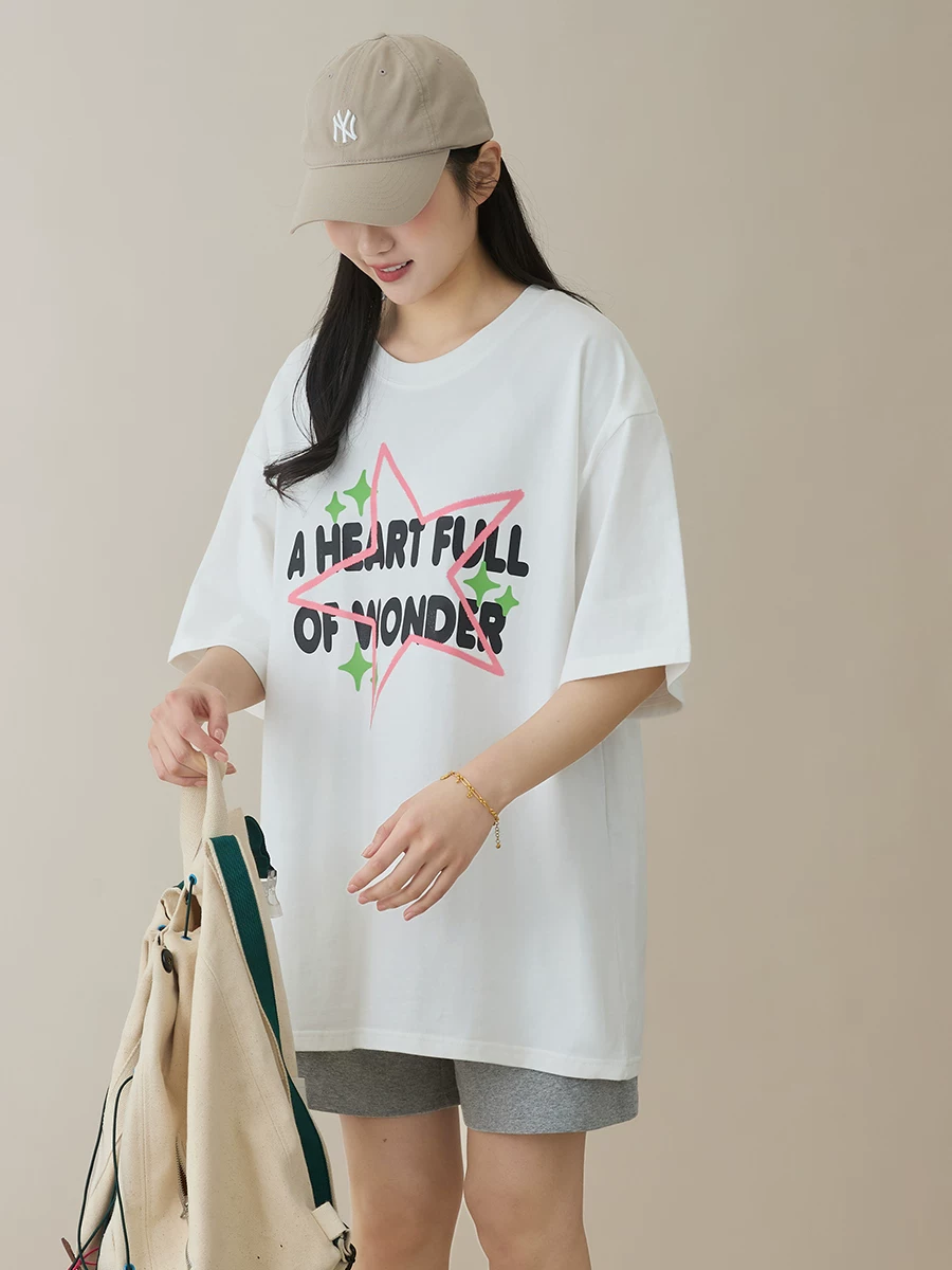 Áo thun nữ tay ngắn chất liệu cotton nguyên chất, in họa tiết graffiti vui nhộn trước và sau, kiểu dáng mới hè 2025, áo thun trắng rộng rãi, kiểu trễ vai.