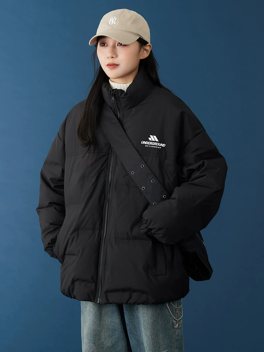 Áo khoác phao ngắn màu đen dáng rộng, chất liệu lông vũ, kiểu mới mùa đông 2024 dành cho nữ, nhẹ và không cồng kềnh, cổ đứng.
