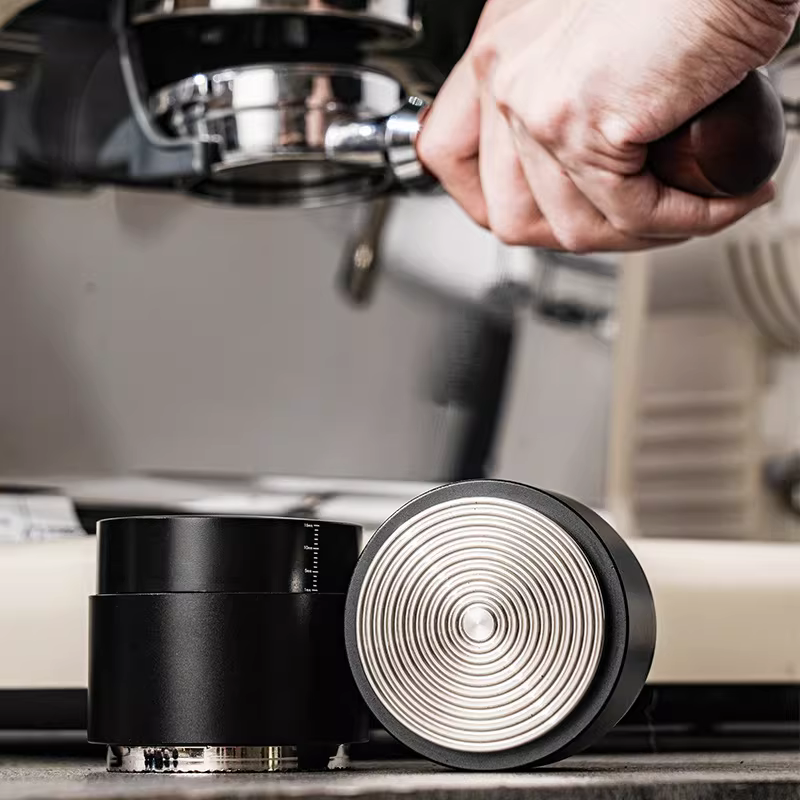 Dụng cụ phân phối và nén cà phê hai trong một, dụng cụ nén bột dạng kim, ép cân bằng, tích hợp đàn hồi 51/53/58mm