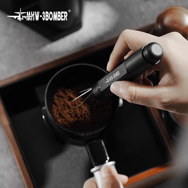 Máy khuấy bột cà phê MHW Bomber Lightning Powder Stirrer PRO của Ý để phá vỡ cục tụ và phân phối bột đều với thiết kế dạng ống lồng