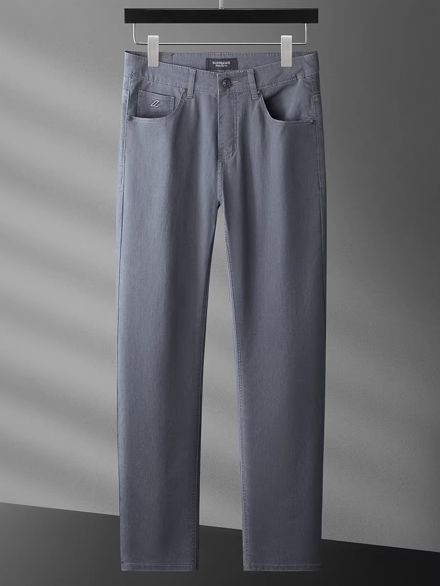 Quần jean nam màu xám xanh nhạt, kiểu dáng thẳng, chất liệu cotton co giãn, thoáng khí, đa năng, thích hợp cho mùa hè.