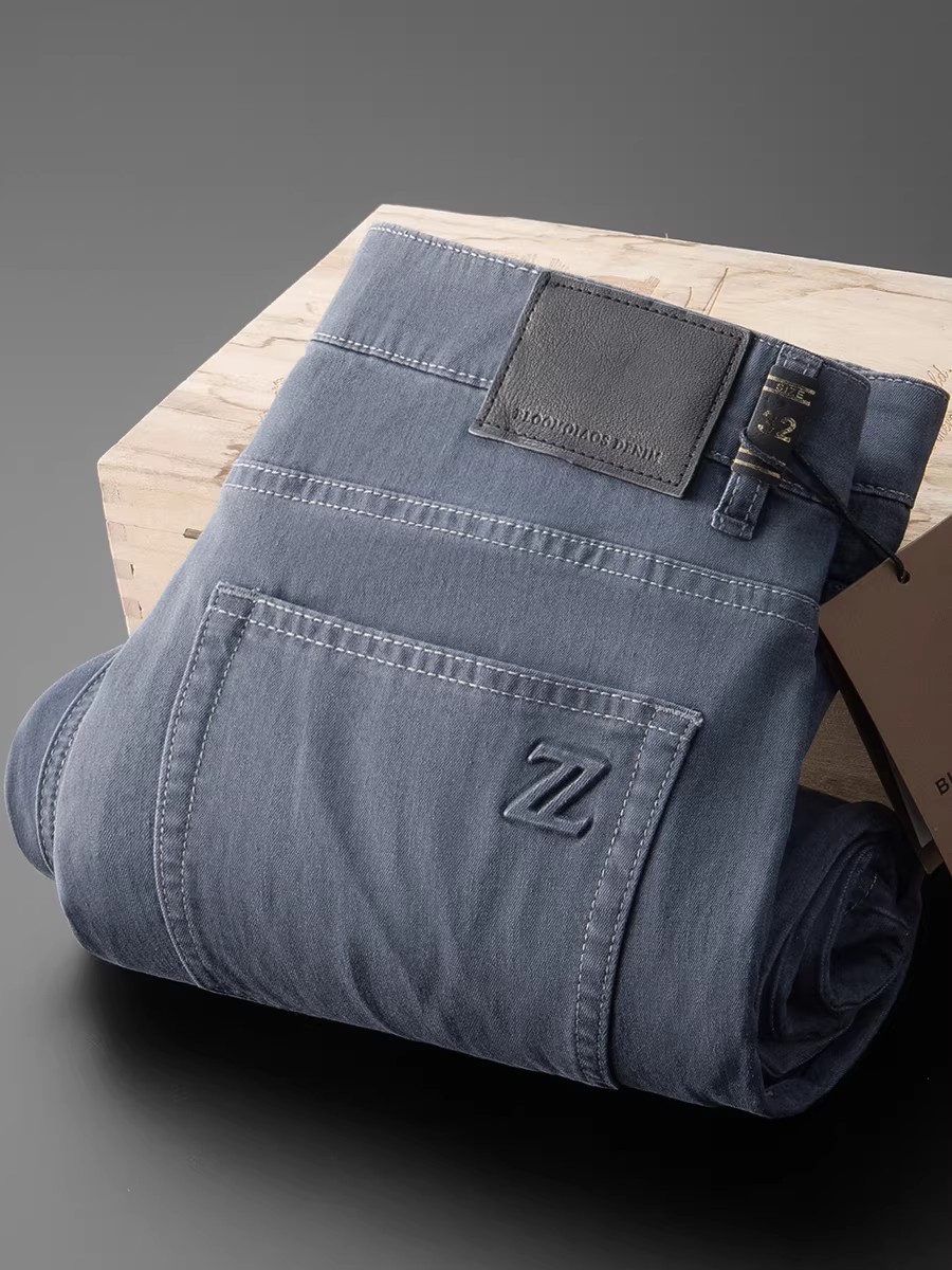 Quần jean nam màu xám xanh nhạt, kiểu dáng thẳng, chất liệu cotton co giãn, thoáng khí, đa năng, thích hợp cho mùa hè.