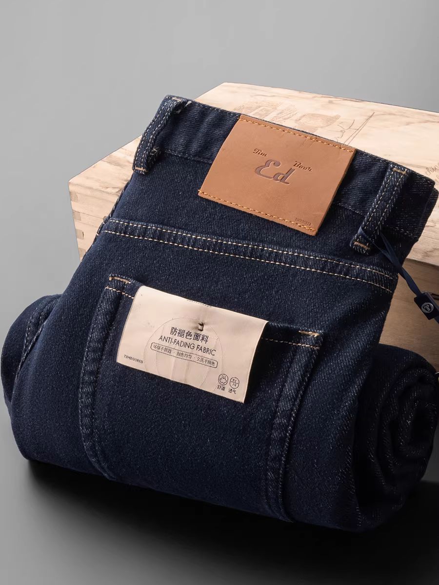 Quần jean nam màu xanh đậm chống phai màu mùa thu đông mới, có lớp lót vải tuýt chải, kiểu dáng thẳng rộng, lịch sự nhưng vẫn thoải mái.