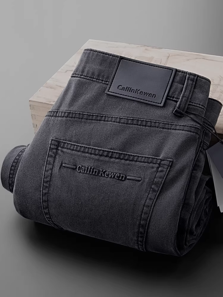 Quần jean nam Tencel màu tro nhẹ, kiểu dáng thẳng, chất liệu mềm mại, thoáng khí, đa năng, phong cách vintage đã qua xử lý giặt mềm.