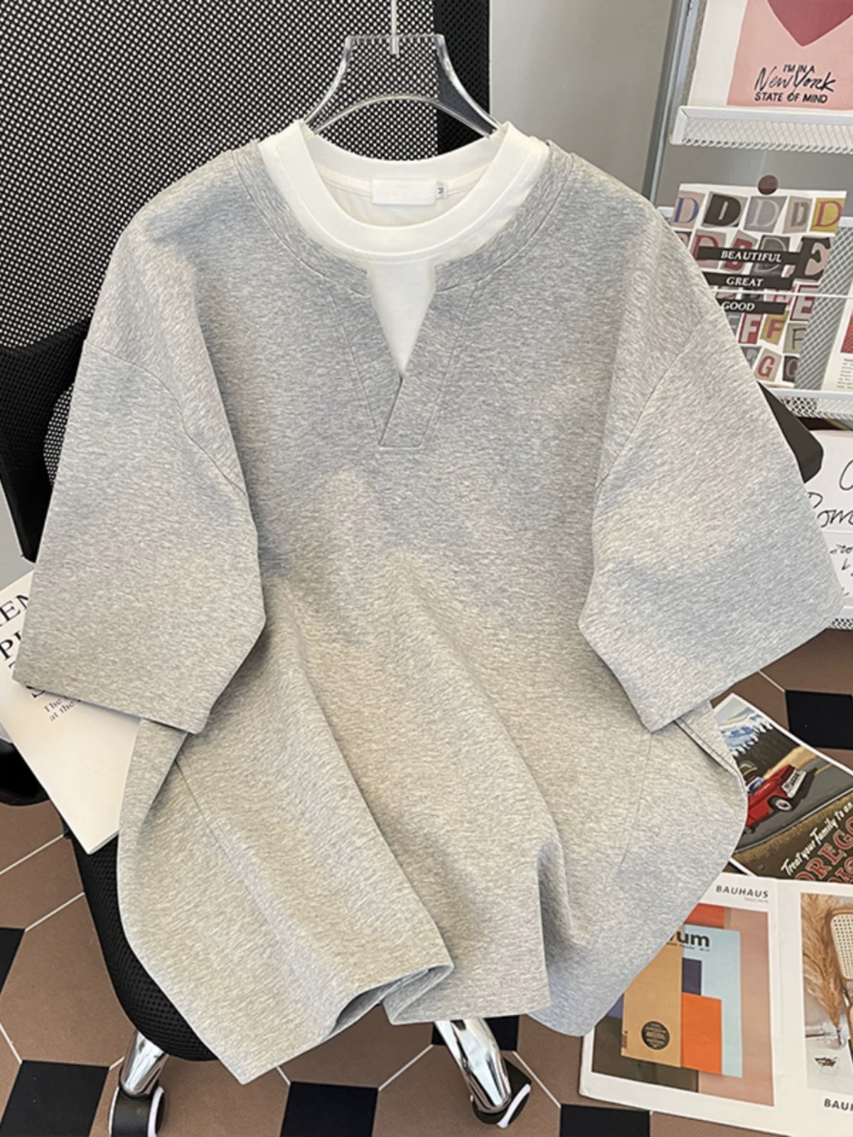 Áo thun nam cổ chữ V giả hai lớp, chất liệu dày dặn, tay ngắn, thiết kế rộng rãi, kiểu dáng thời trang mùa hè, phong cách Mỹ, áo đôi tay lửng.