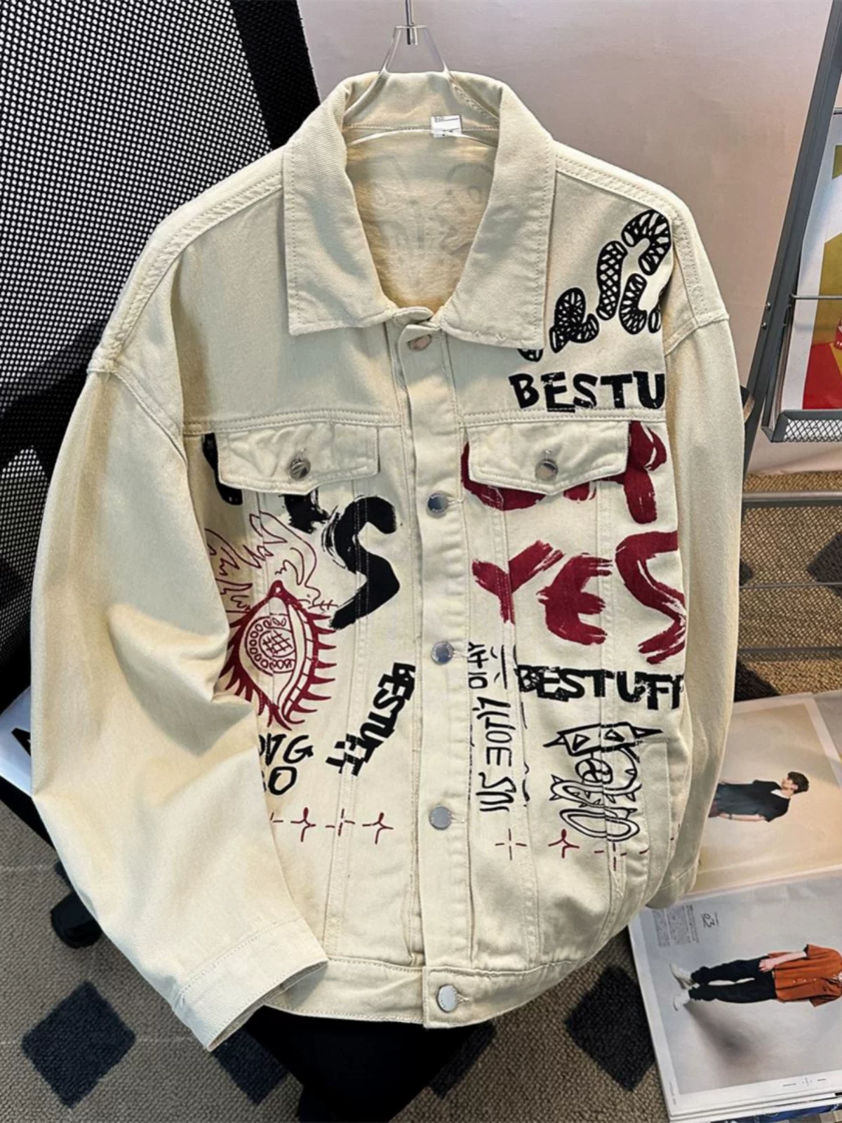 Áo khoác denim họa tiết graffiti đường phố Mỹ dành cho nam, thương hiệu thời trang xuân thu, áo khoác cá tính và sành điệu, áo khoác cặp đôi dáng rộng phong cách retro đường phố.