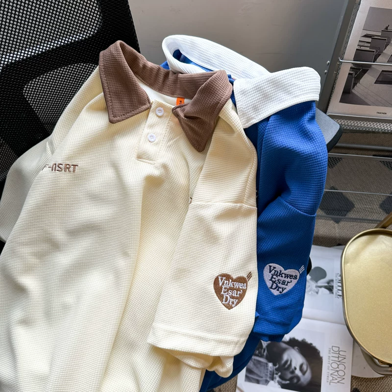 Áo polo thêu phối màu nam tay ngắn, chất liệu waffle, cổ bẻ, kiểu dáng thời trang Mỹ, form rộng, áo đôi, tay lửng mùa hè