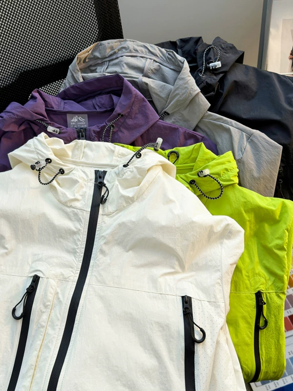 Quần áo chống nắng có mũ trùm đầu phong cách chức năng ngoài trời dành cho nam giới, áo khoác mùa hè thoáng khí và nhẹ dành cho cặp đôi, quần áo leo núi lấy cảm hứng từ thiết kế, quần áo leo núi lấy cảm hứng từ thiết kế