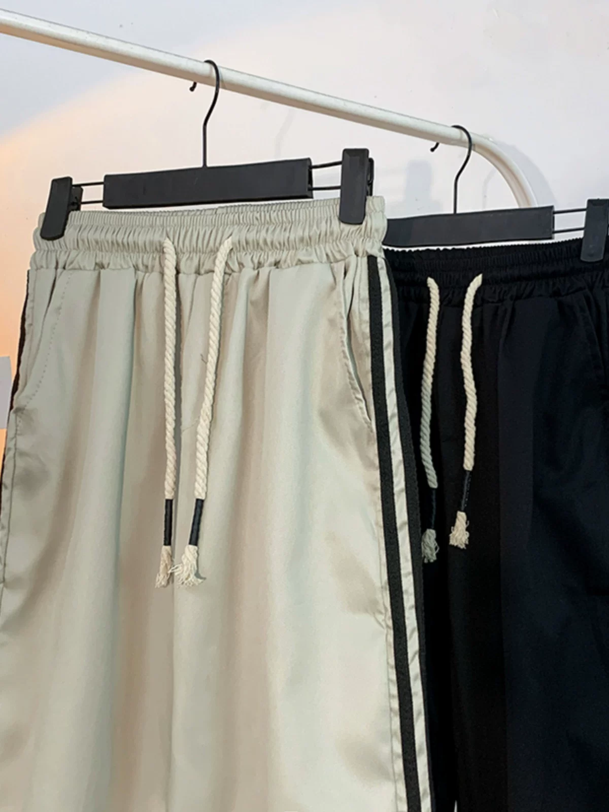 Quần thể thao sọc kiểu Mỹ dành cho nam, quần dù thời thượng mùa thu đông, quần dài ống rộng đa năng, phong cách thường ngày.