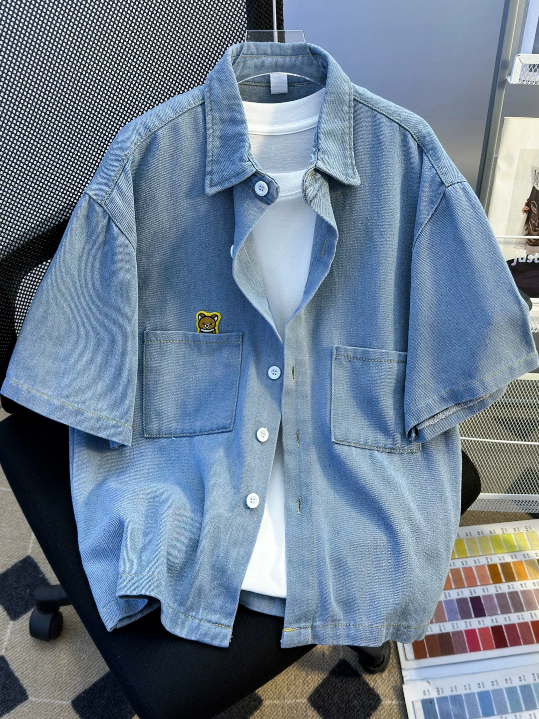 Áo sơ mi denim thêu hình gấu cho nam, áo sơ mi tay lửng mỏng dáng rộng mùa hè, áo khoác ngoài phong cách Mỹ cá tính.