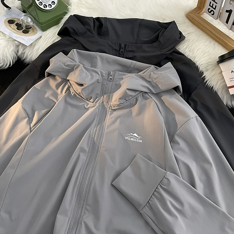 Áo khoác chống nắng vải lụa băng mát mẻ cho nam và nữ, mẫu mới 2025, kiểu rộng rãi có mũ, áo khoác đôi mùa hè mỏng nhẹ