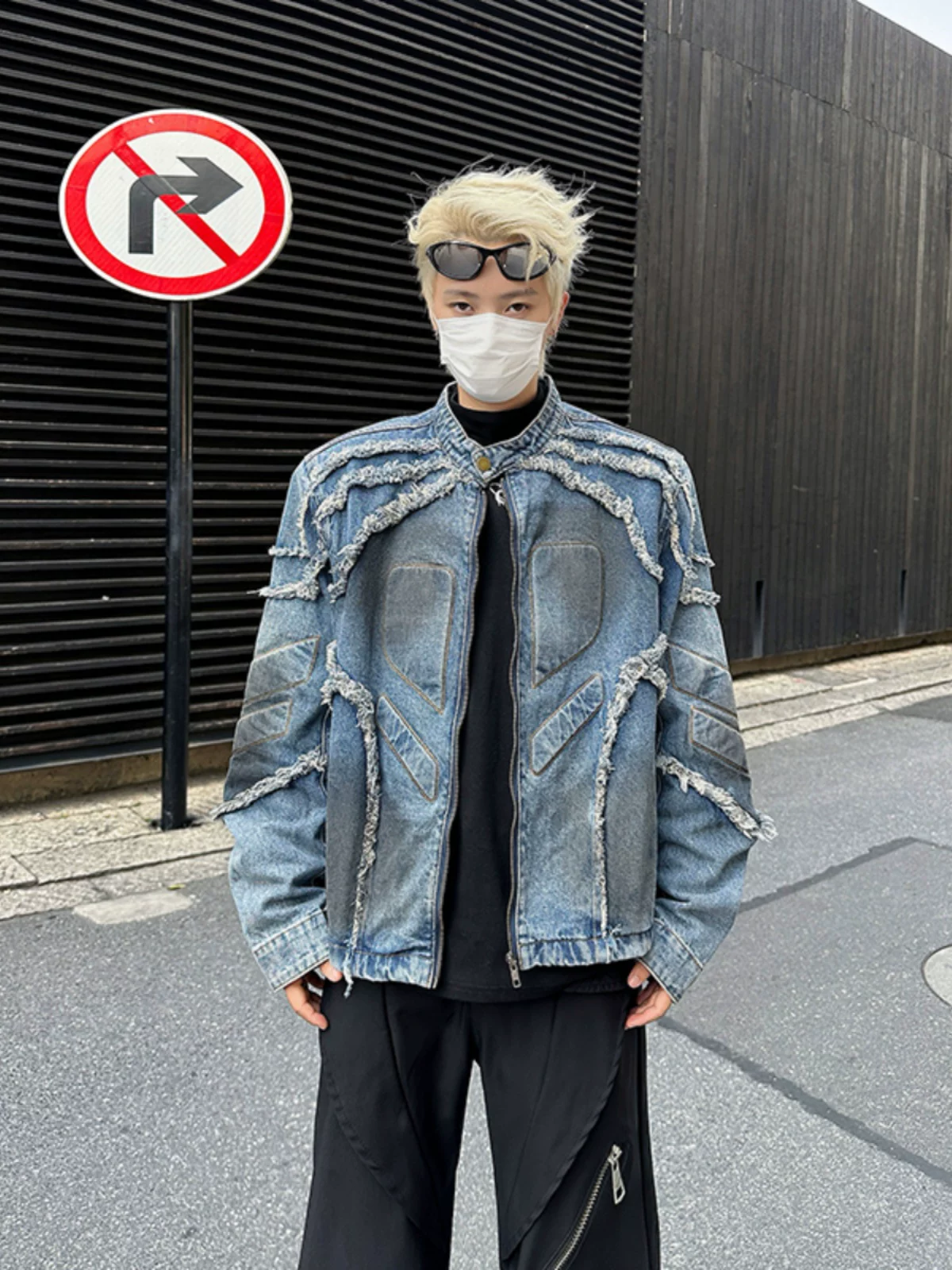 Áo khoác denim viền tua rua có đệm vai dành cho nam, thiết kế thu đông, kiểu dáng ngắn, áo khoác biker thời thượng phong cách đường phố.