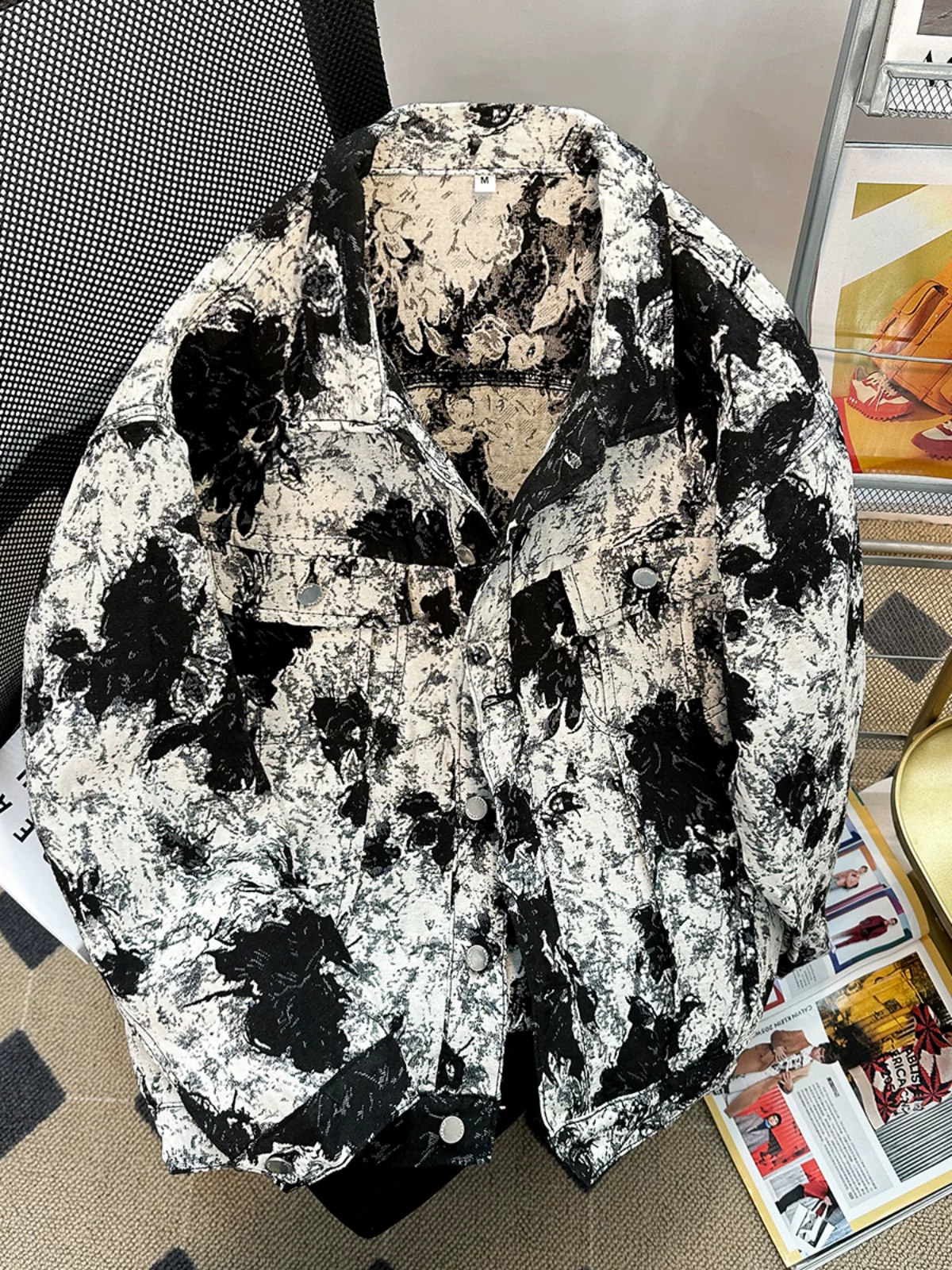 Áo khoác denim họa tiết splash-ink lấy cảm hứng từ thiết kế dành cho nam giới, phong cách cao cấp cổ điển kiểu Mỹ mùa xuân thu, quần áo cặp đôi dáng rộng hợp thời trang.