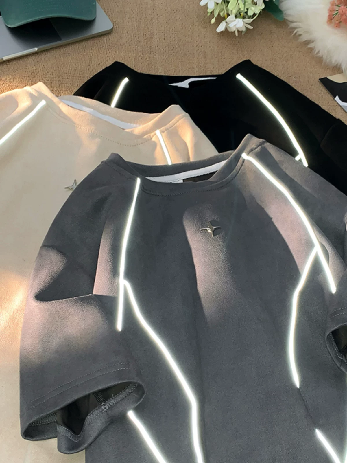 Áo thun sọc phản quang lấy cảm hứng từ thiết kế dành cho nam, tay ngắn, dáng rộng, phong cách đường phố Mỹ, thương hiệu hợp thời trang mùa hè, áo nửa tay cá tính và sành điệu dành cho cặp đôi.