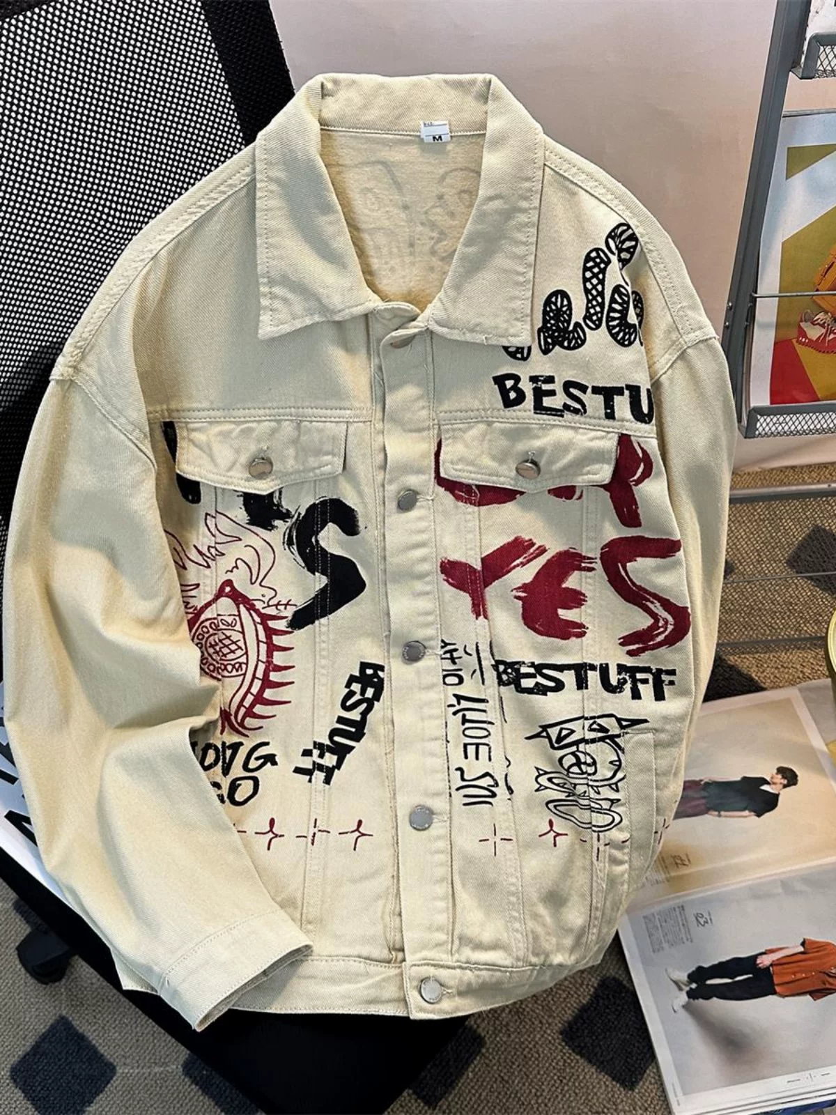 Áo khoác denim họa tiết graffiti đường phố Mỹ dành cho nam, thương hiệu thời trang xuân thu, áo khoác cá tính và sành điệu, áo khoác cặp đôi dáng rộng phong cách retro đường phố.