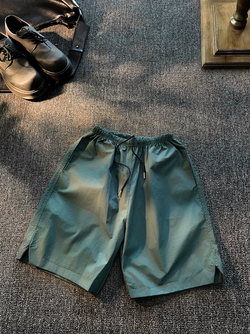 Quần short xếp ly thời trang dành cho nam, quần năm phần rộng rãi thoáng khí nhanh khô mùa hè, quần short đi biển ống rộng phong cách retro Mỹ.