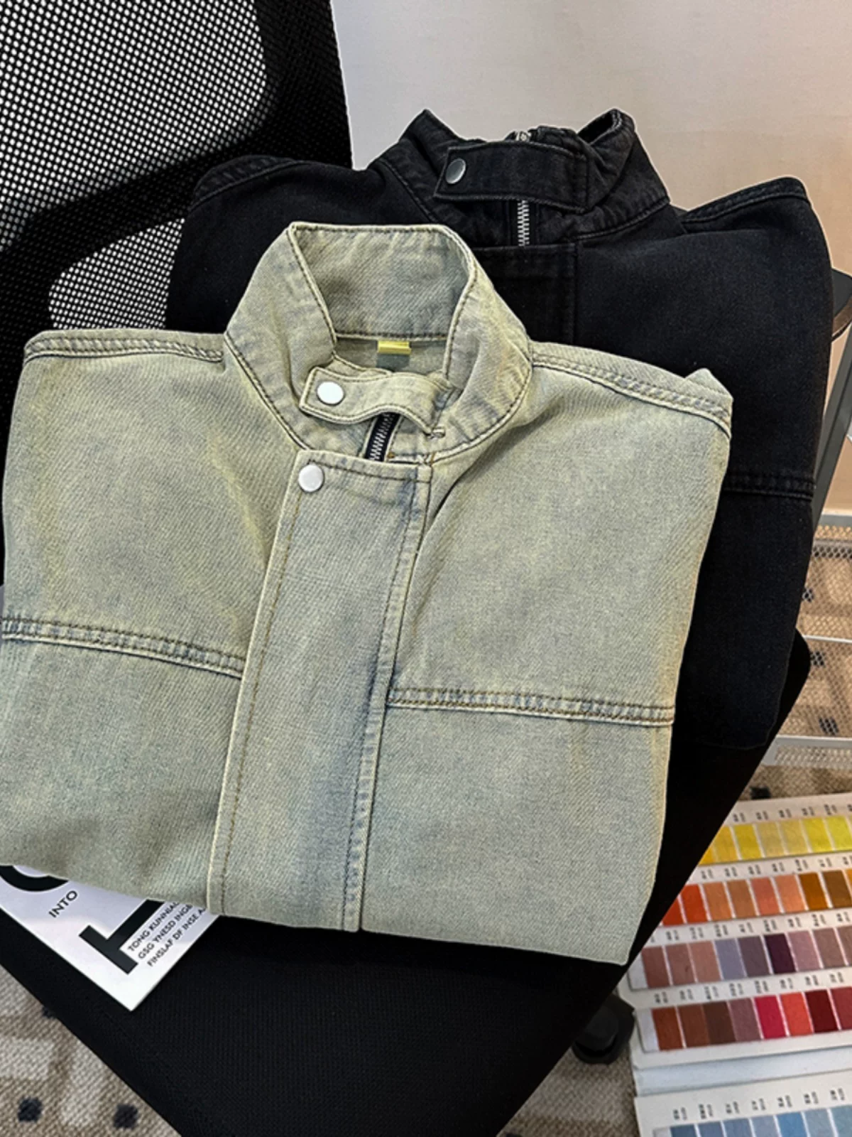 Áo khoác denim màu vàng đất dành cho nam, kiểu dáng thời thượng mùa xuân thu phong cách Mỹ, áo kiểu vintage đã qua xử lý, áo khoác công sở dáng rộng cổ đứng.