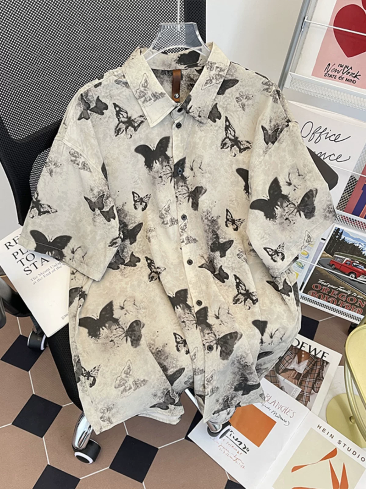 Áo sơ mi in họa tiết tie-dye hình bướm dành cho nam và nữ, áo sơ mi lụa đá mùa hè mới 2024, kiểu dáng rộng rãi, thời trang, chất liệu mát mẻ.