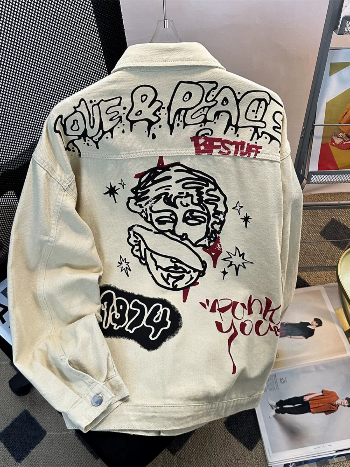 Áo khoác denim họa tiết graffiti đường phố Mỹ dành cho nam, thương hiệu thời trang xuân thu, áo khoác cá tính và sành điệu, áo khoác cặp đôi dáng rộng phong cách retro đường phố.