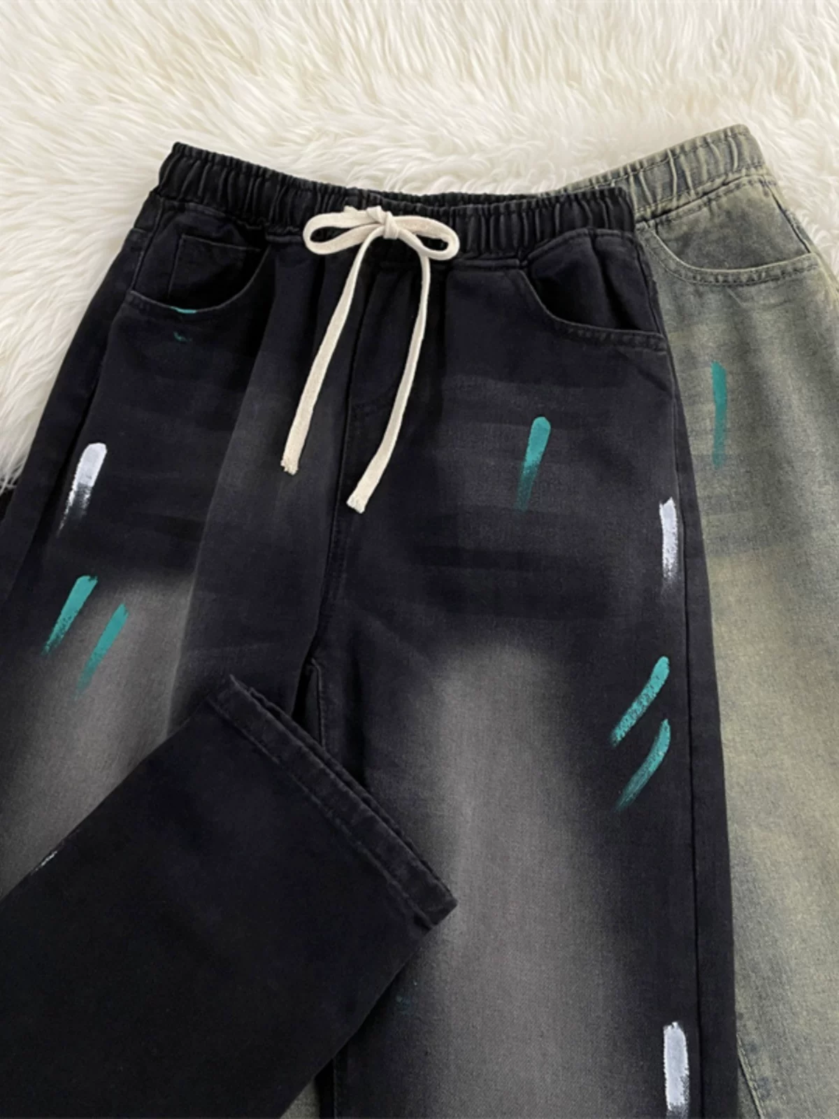 Quần jeans nam họa tiết graffiti cá tính, quần ống đứng dây rút đa năng, quần ống rộng dáng suông phong cách Mỹ thời thượng thu đông.