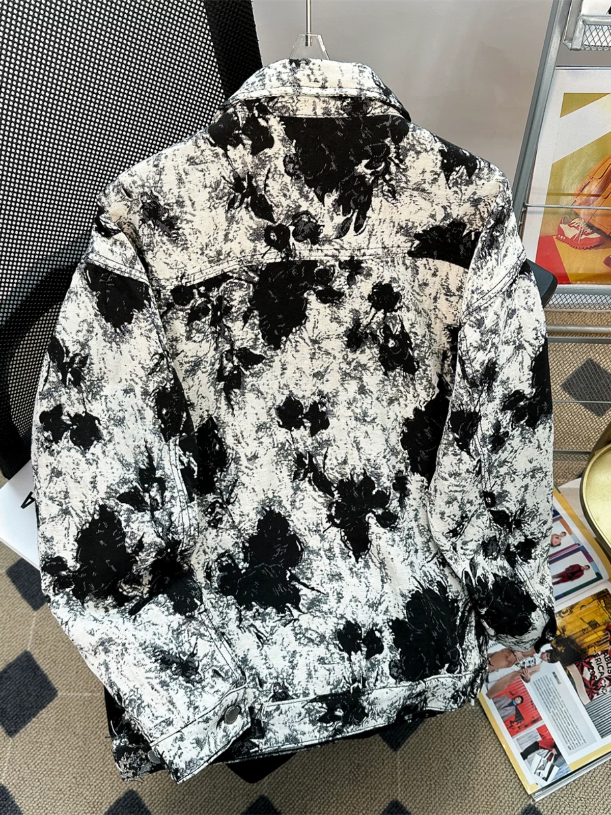 Áo khoác denim họa tiết splash-ink lấy cảm hứng từ thiết kế dành cho nam giới, phong cách cao cấp cổ điển kiểu Mỹ mùa xuân thu, quần áo cặp đôi dáng rộng hợp thời trang.