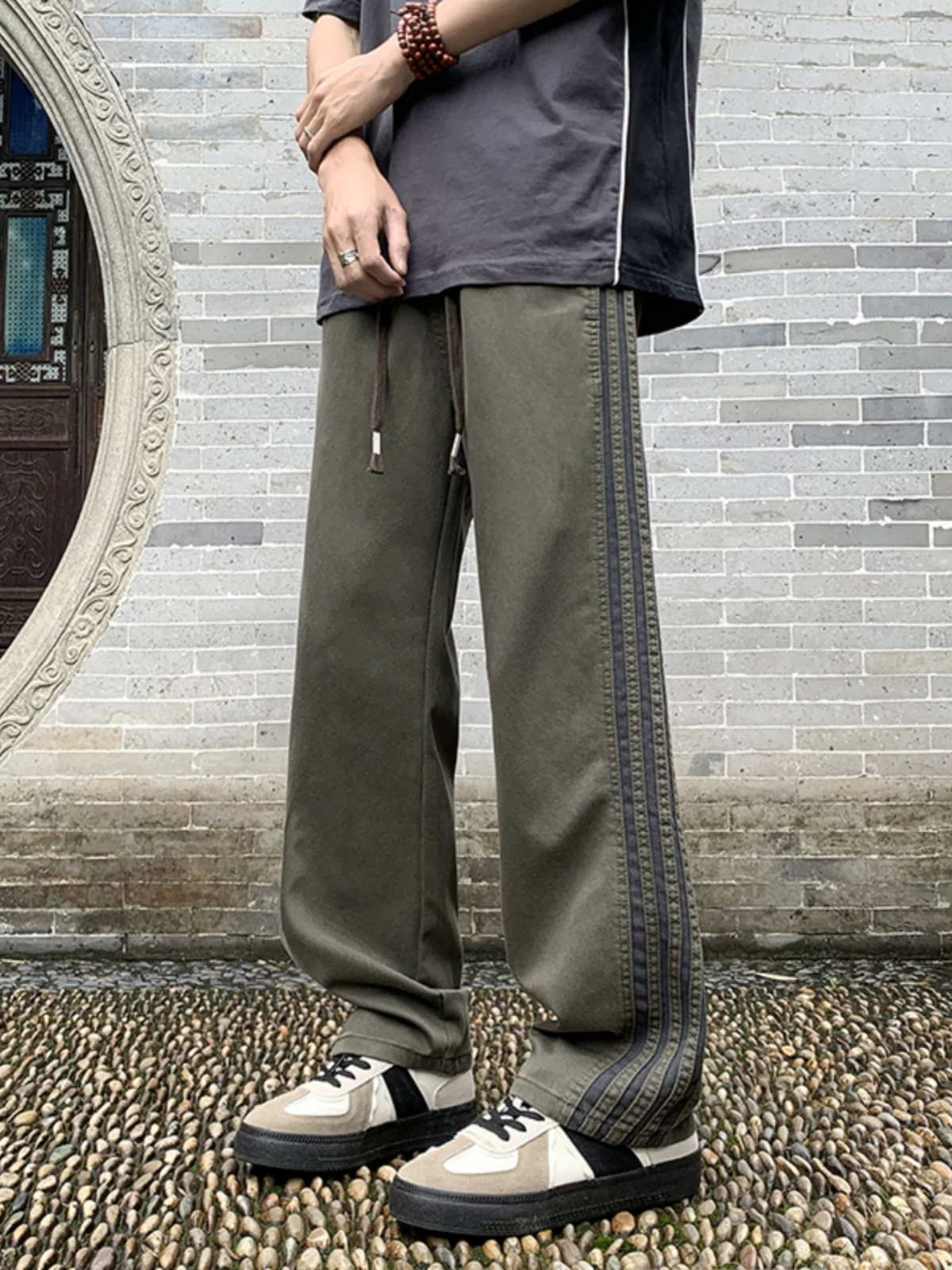 Quần sọc hip-hop phong cách Mỹ dành cho nam, quần thể thao đường phố thời thượng mùa hè, quần dài ống rộng đa năng, thoải mái.