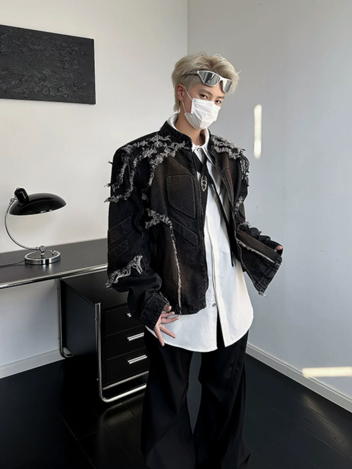 Áo khoác denim viền tua rua có đệm vai dành cho nam, thiết kế thu đông, kiểu dáng ngắn, áo khoác biker thời thượng phong cách đường phố.