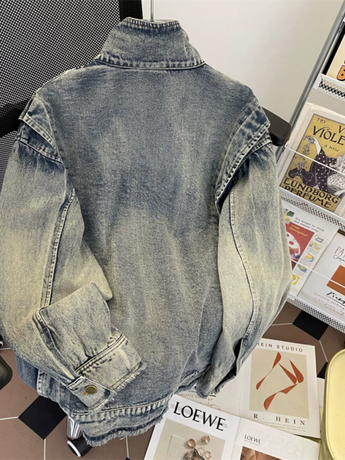 Áo khoác denim nam dày dặn, đã qua xử lý, dáng rộng, cổ đứng, phong cách biker, thời trang thu đông, kiểu Mỹ, phong cách workwear.