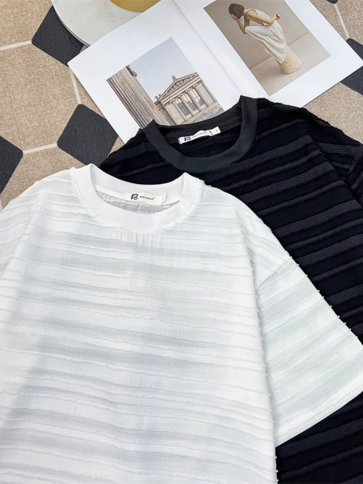 Áo thun nam tay ngắn hè 2025, kiểu dáng rộng rãi, chất liệu sọc nổi, phong cách Mỹ thời thượng, áo đôi tay lửng mát mẻ và sành điệu.