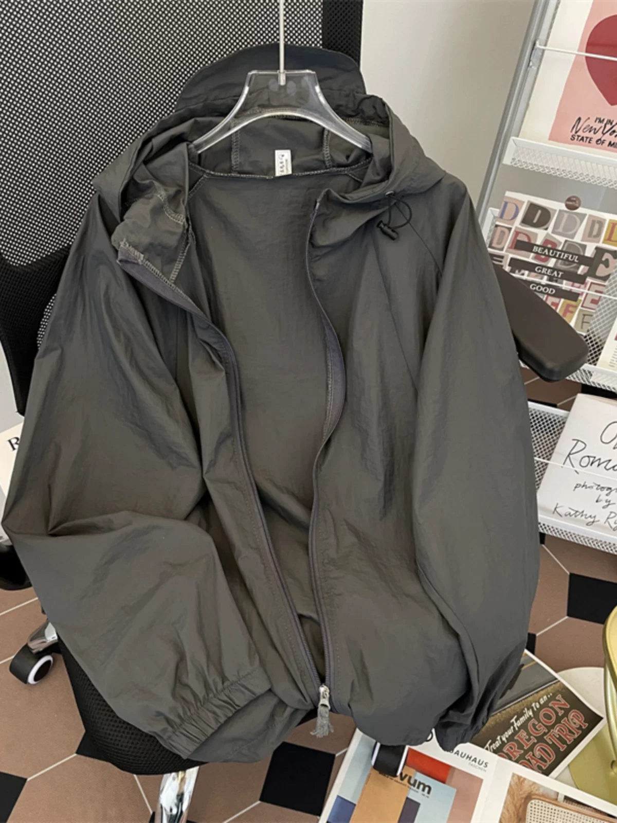 Áo khoác vải lụa băng mát lạnh cho nam và nữ, quần áo chống nắng đi bộ đường dài ngoài trời mùa hè, áo khoác chống tia UV nhẹ, rộng rãi, hợp thời trang.