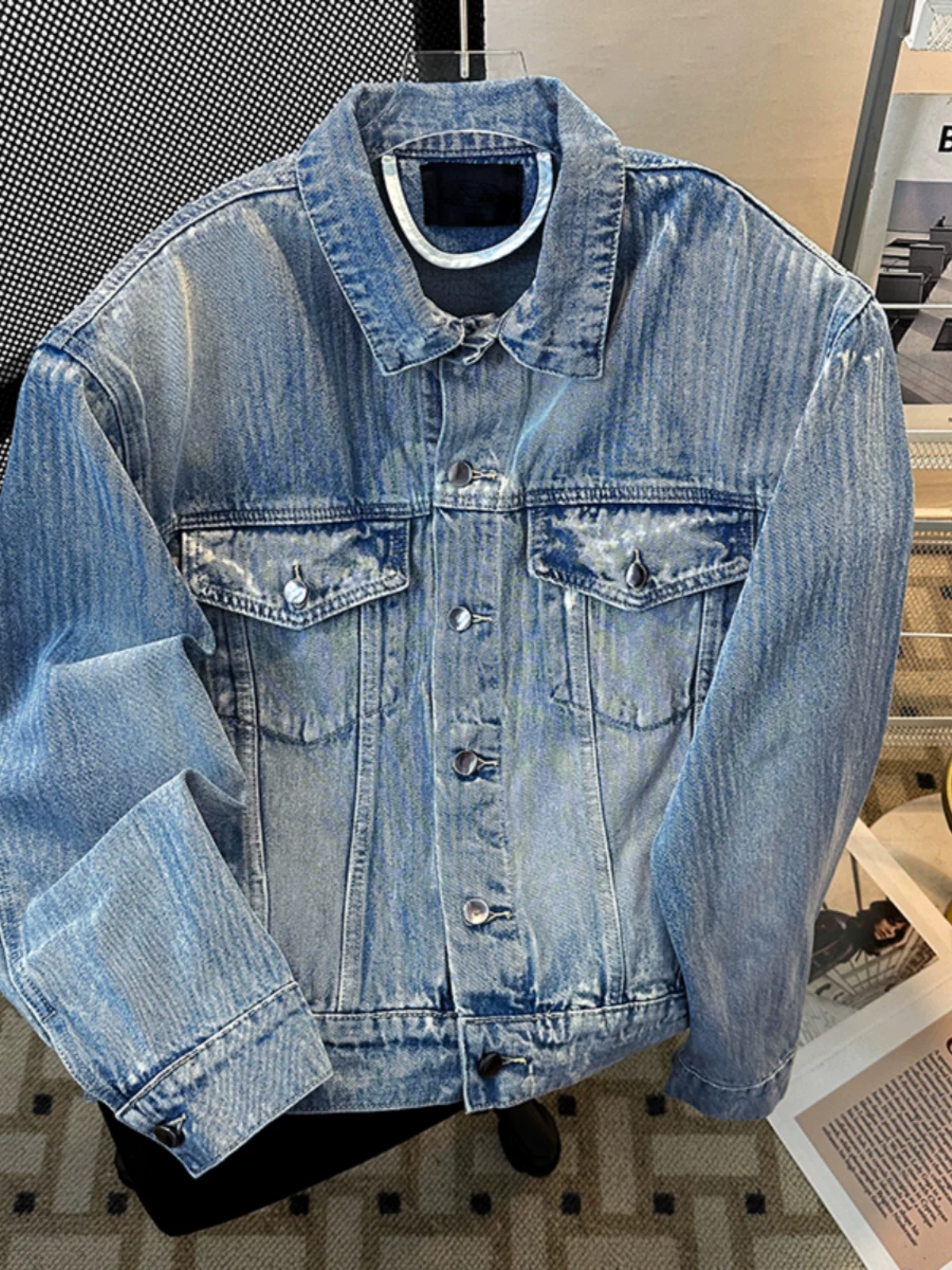 Áo khoác denim ngắn có đệm vai dành cho nam, áo khoác ngoài kiểu Mỹ thời thượng mùa xuân thu, áo khoác ngoài dáng rộng, chất liệu washed.
