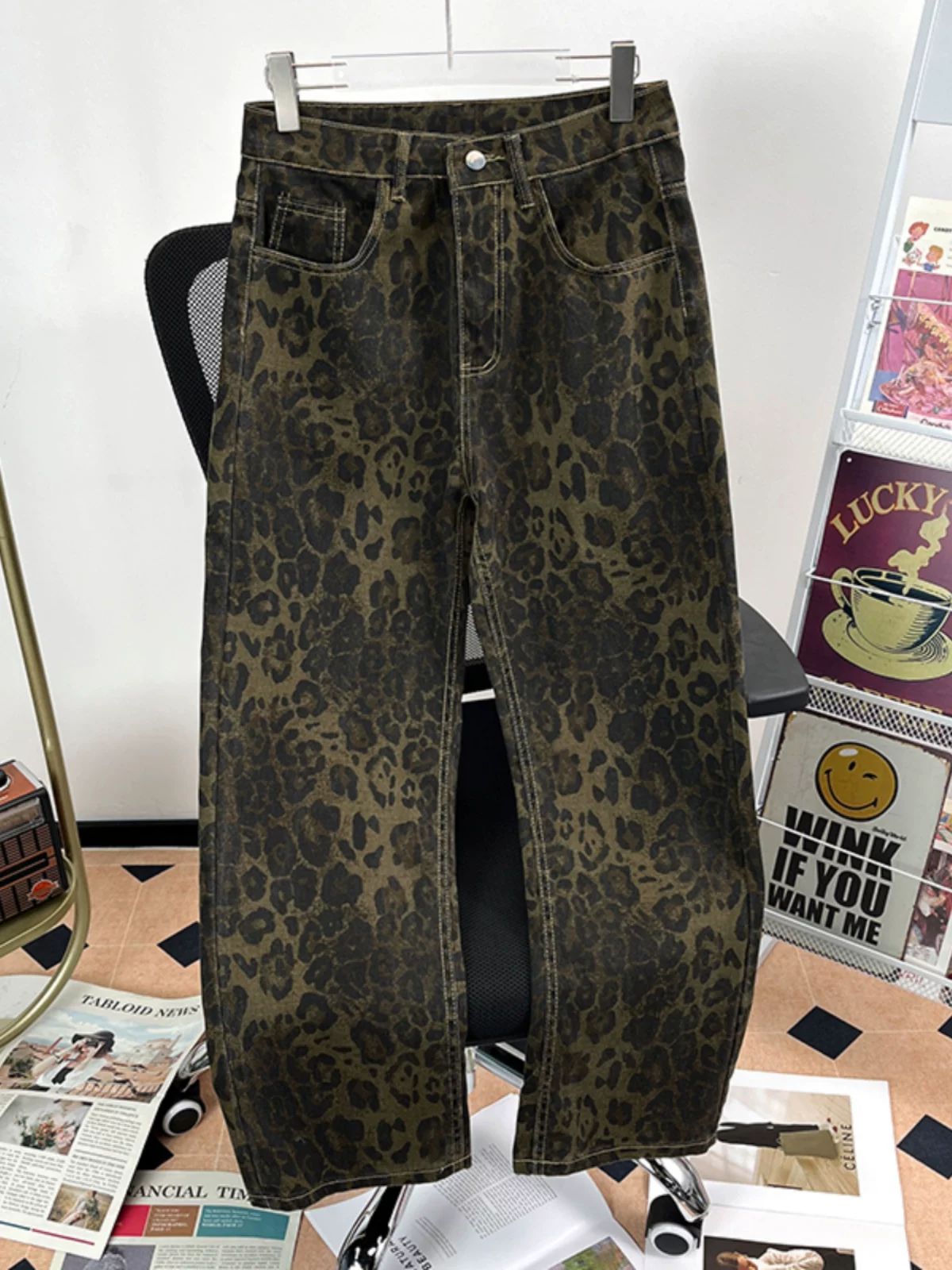 Quần jean in họa tiết da báo phong cách Mỹ cao cấp dành cho mùa xuân và mùa thu, quần nam ống rộng dáng thẳng thời trang, phong cách thường ngày.