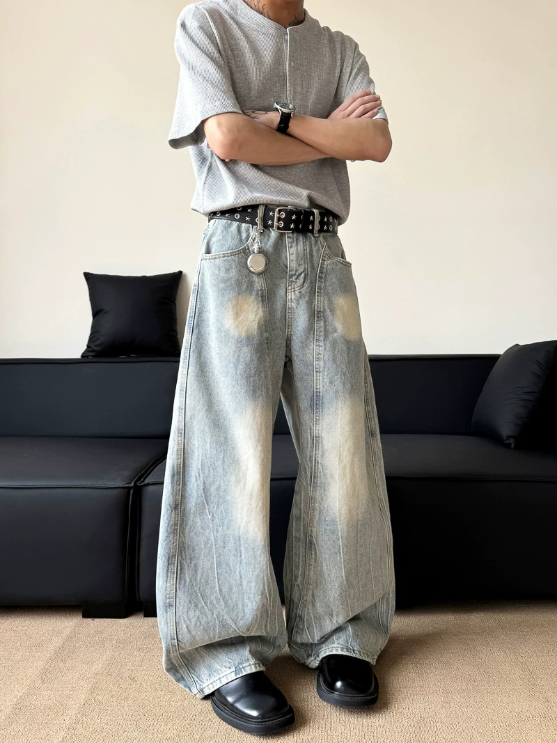 Quần jeans nam thiết kế phá cách kiểu Mỹ, quần ống rộng đã qua xử lý làm cũ, quần ống đứng dáng rộng thời thượng của thương hiệu nổi tiếng.