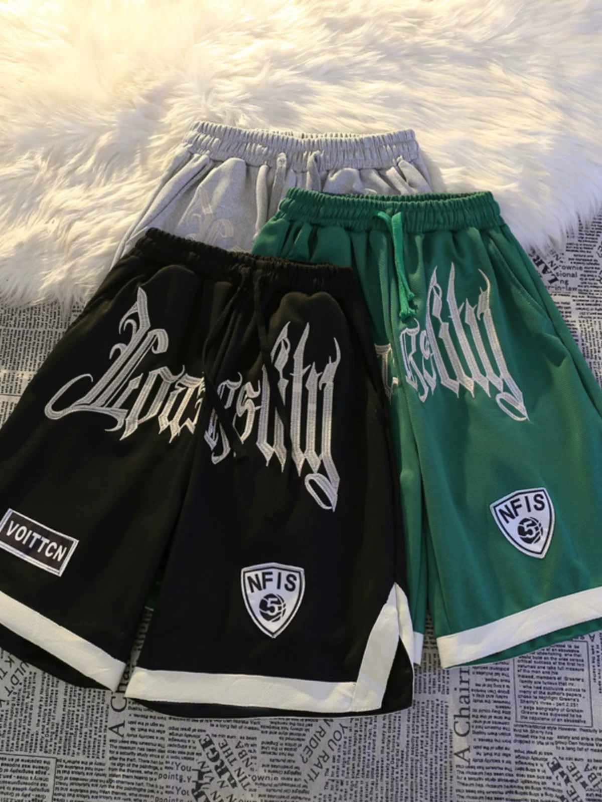 Quần short bóng rổ thêu họa tiết retro Mỹ, quần short nam mùa hè mỏng, rộng rãi, kiểu cặp đôi, quần short thể thao thời trang, năng động.