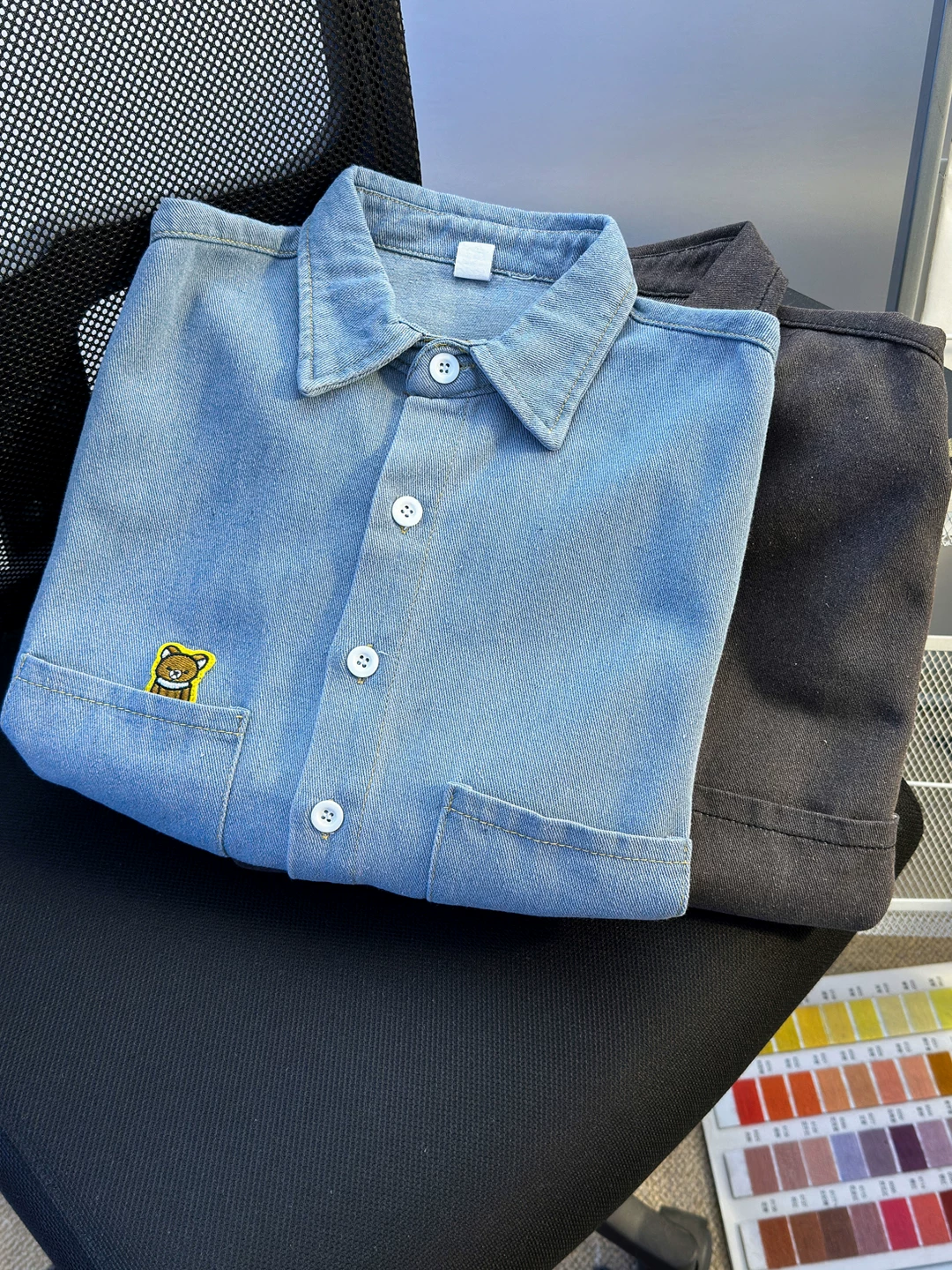 Áo sơ mi denim thêu hình gấu cho nam, áo sơ mi tay lửng mỏng dáng rộng mùa hè, áo khoác ngoài phong cách Mỹ cá tính.