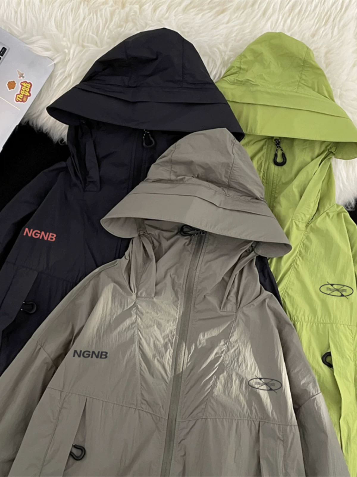 Áo khoác chống nắng vải lụa băng nhẹ, kiểu dáng mới hè 2024, áo khoác cặp đôi, chất liệu mềm mại, kiểu dáng rộng rãi, thời trang, áo khoác đi bộ ngoài trời dành cho nam