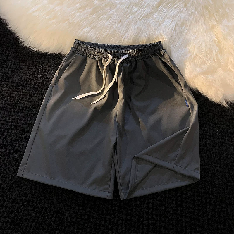 Quần short nam mùa hè chất liệu lụa băng mỏng, quần dài vừa phải màu trơn phong cách thường ngày, kiểu dáng thời thượng Hồng Kông, quần năm phần dáng rộng đa năng.