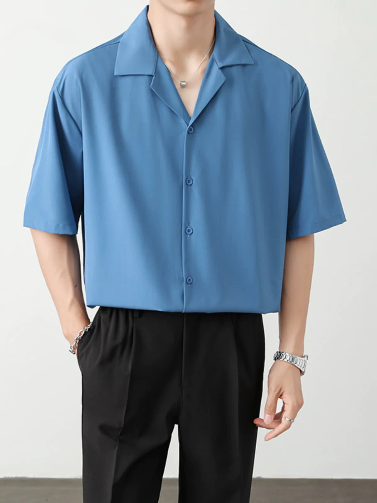 Áo sơ mi ngắn tay bằng vải lụa băng dành cho nam, áo sơ mi cổ Cuba kiểu Mỹ, dáng rộng, hợp thời trang mùa hè, phong cách trưởng thành, áo kiểu mát mẻ và sành điệu.