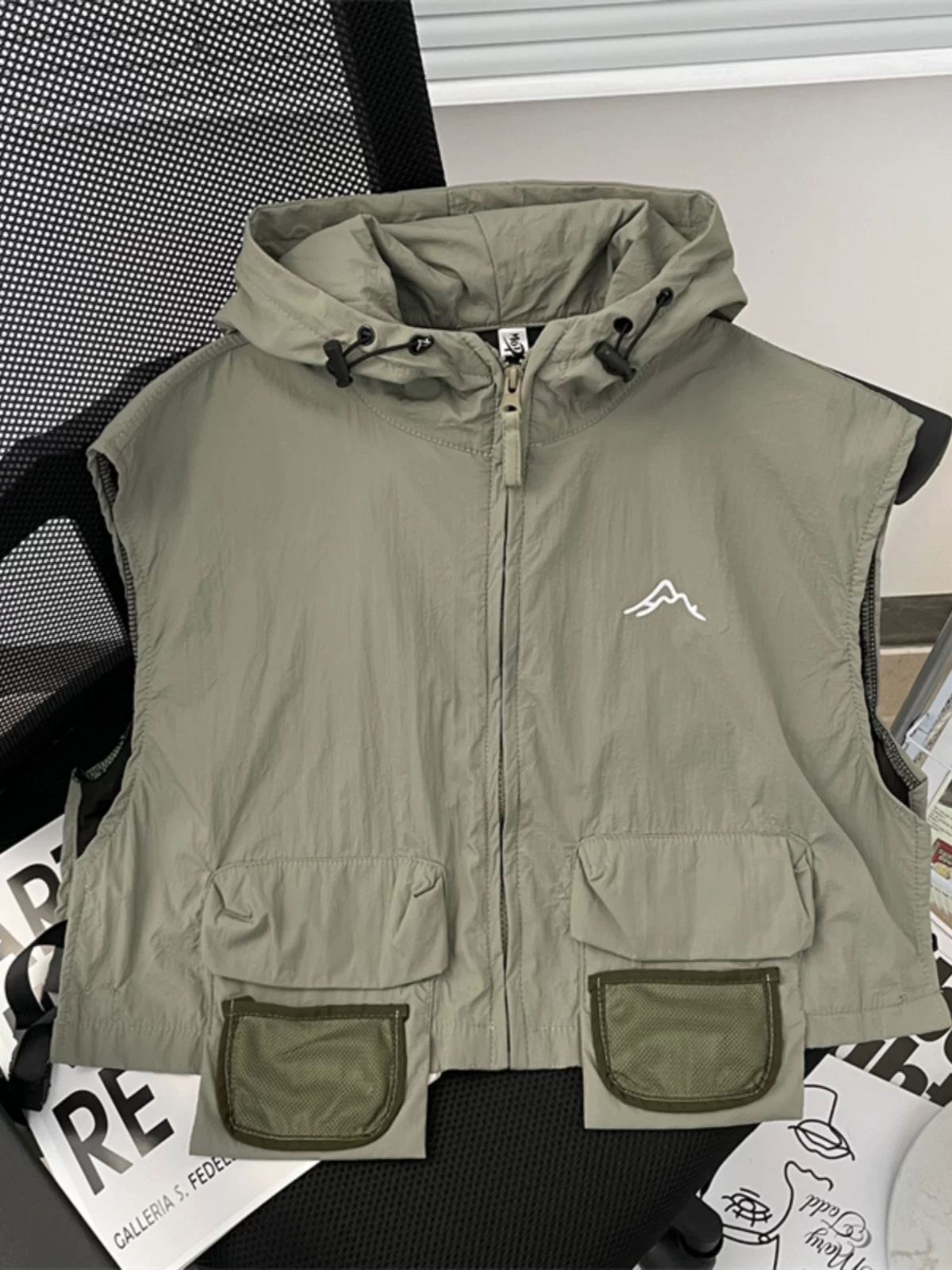 Áo vest công sở ngoài trời phong cách núi dành cho nam, áo vest chiến thuật ngắn rộng rãi, thương hiệu thời trang mùa hè, áo khoác vest nhiều lớp cá tính.