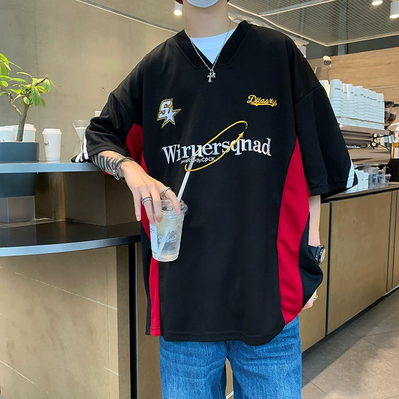 Áo thun nam tay ngắn cổ chữ V thêu họa tiết patchwork, phong cách retro Mỹ cá tính, áo thun mùa hè thời thượng dáng rộng tay lửng.