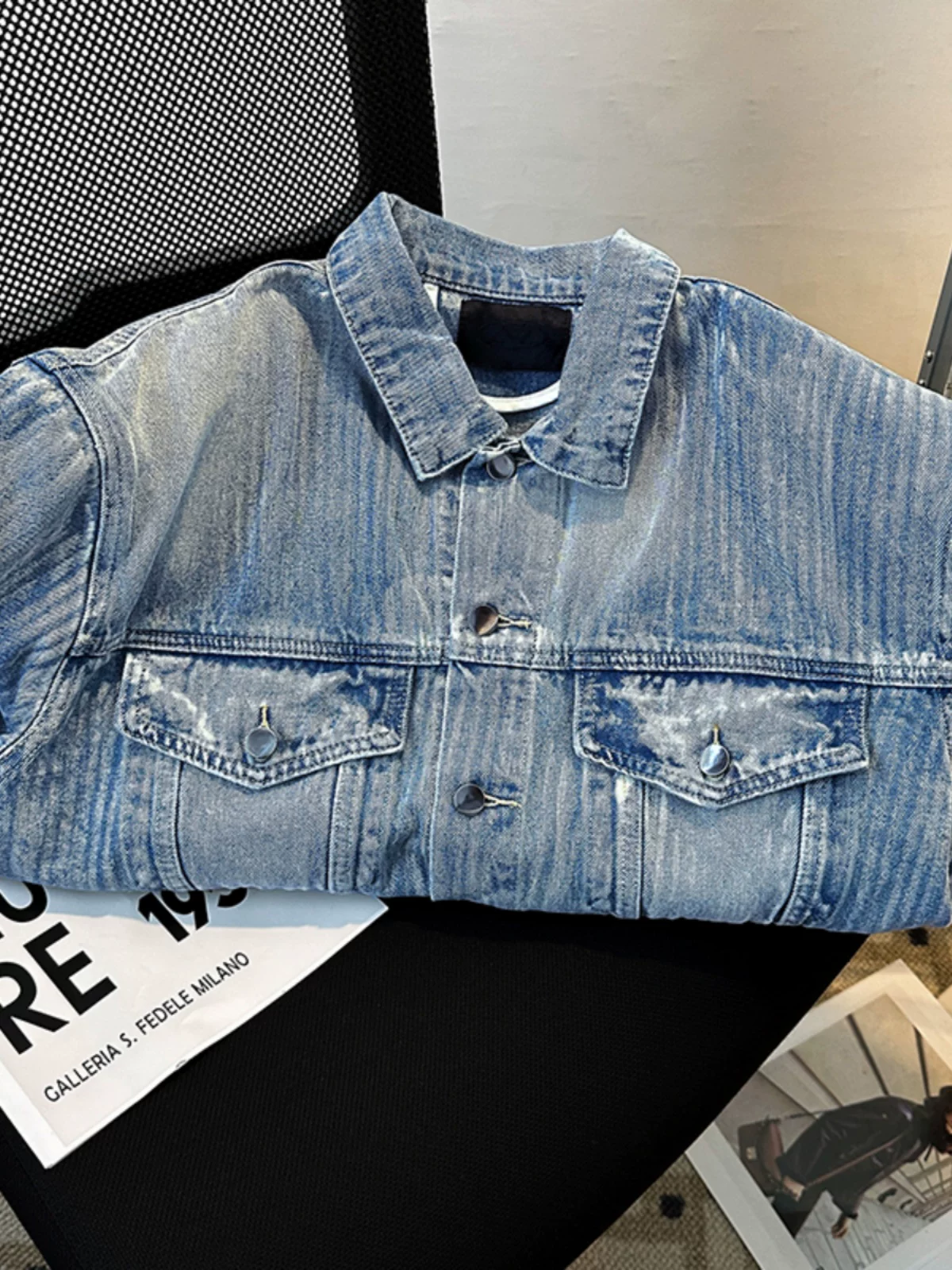 Áo khoác denim ngắn có đệm vai dành cho nam, áo khoác ngoài kiểu Mỹ thời thượng mùa xuân thu, áo khoác ngoài dáng rộng, chất liệu washed.